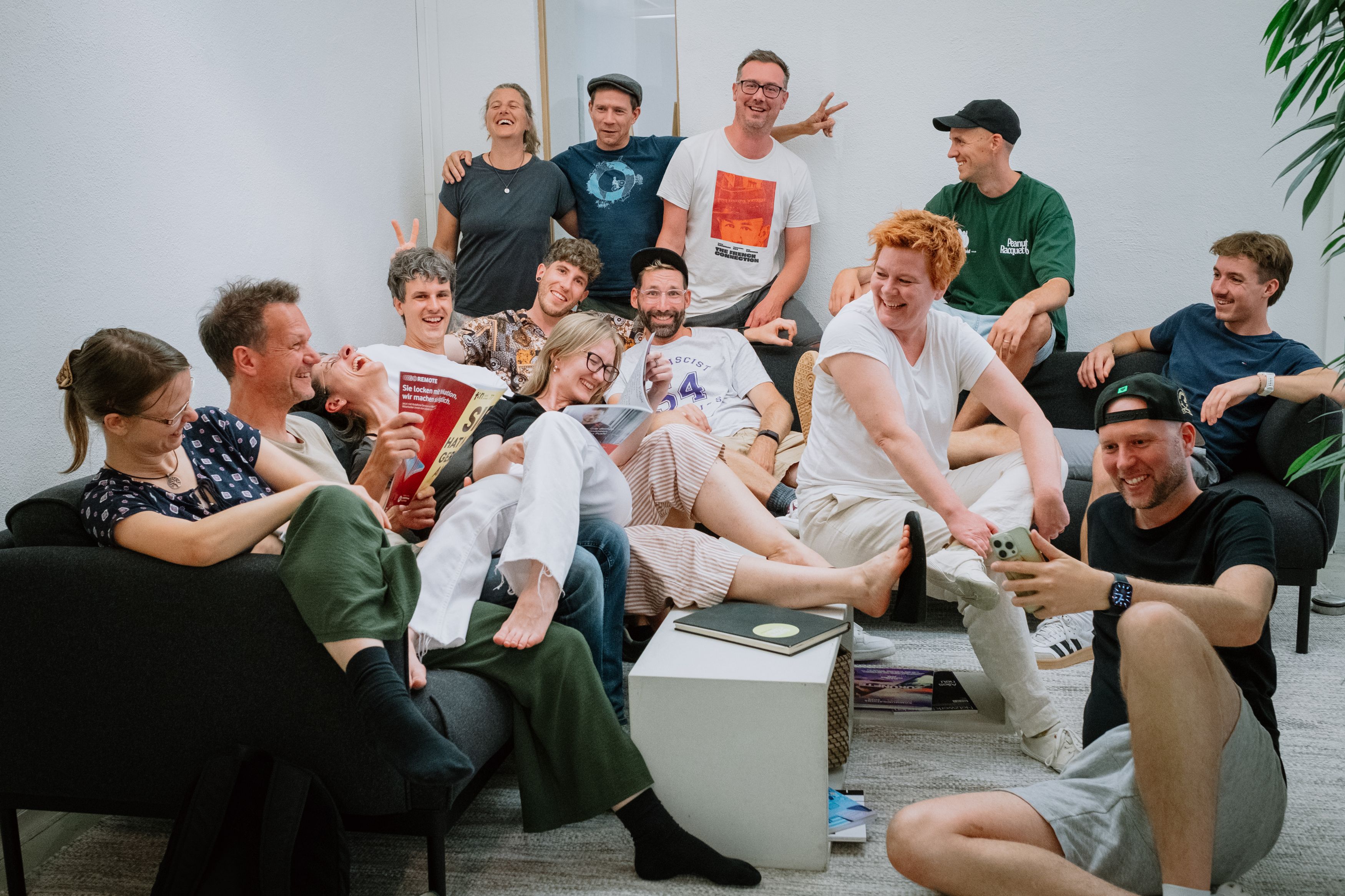 re-lounge Kollegen sitzen lachend auf Sofas