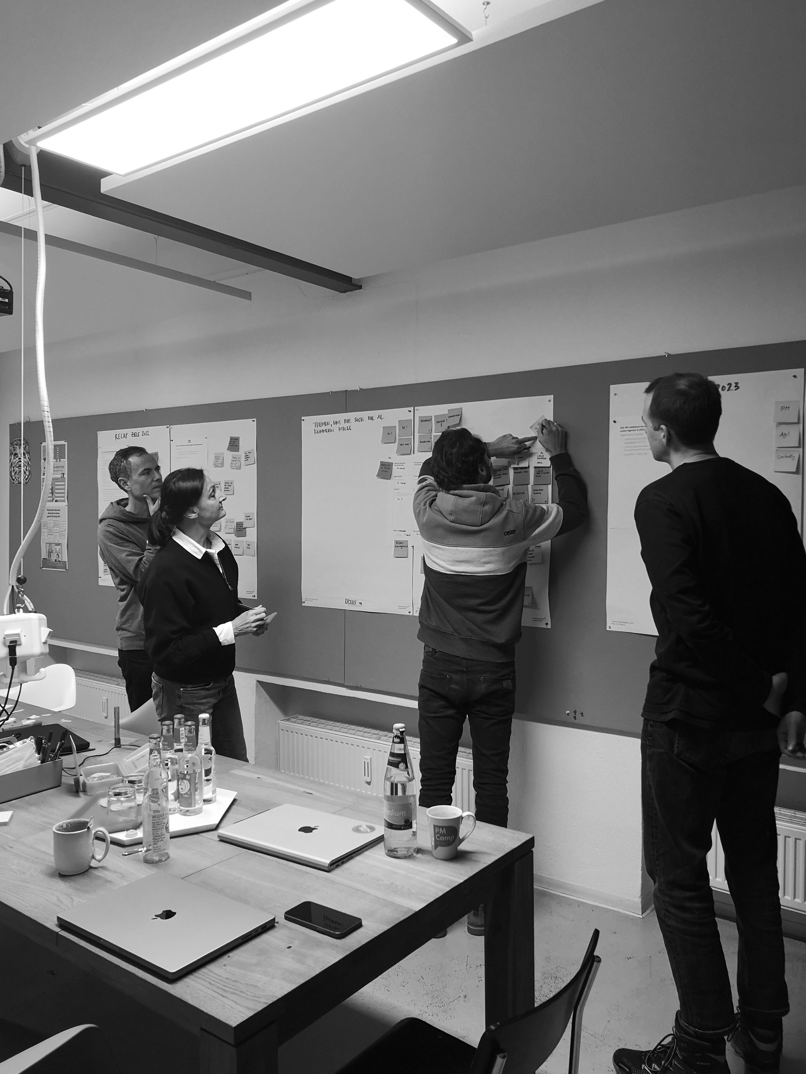 Workshop mit Teamarbeit am Whiteboard