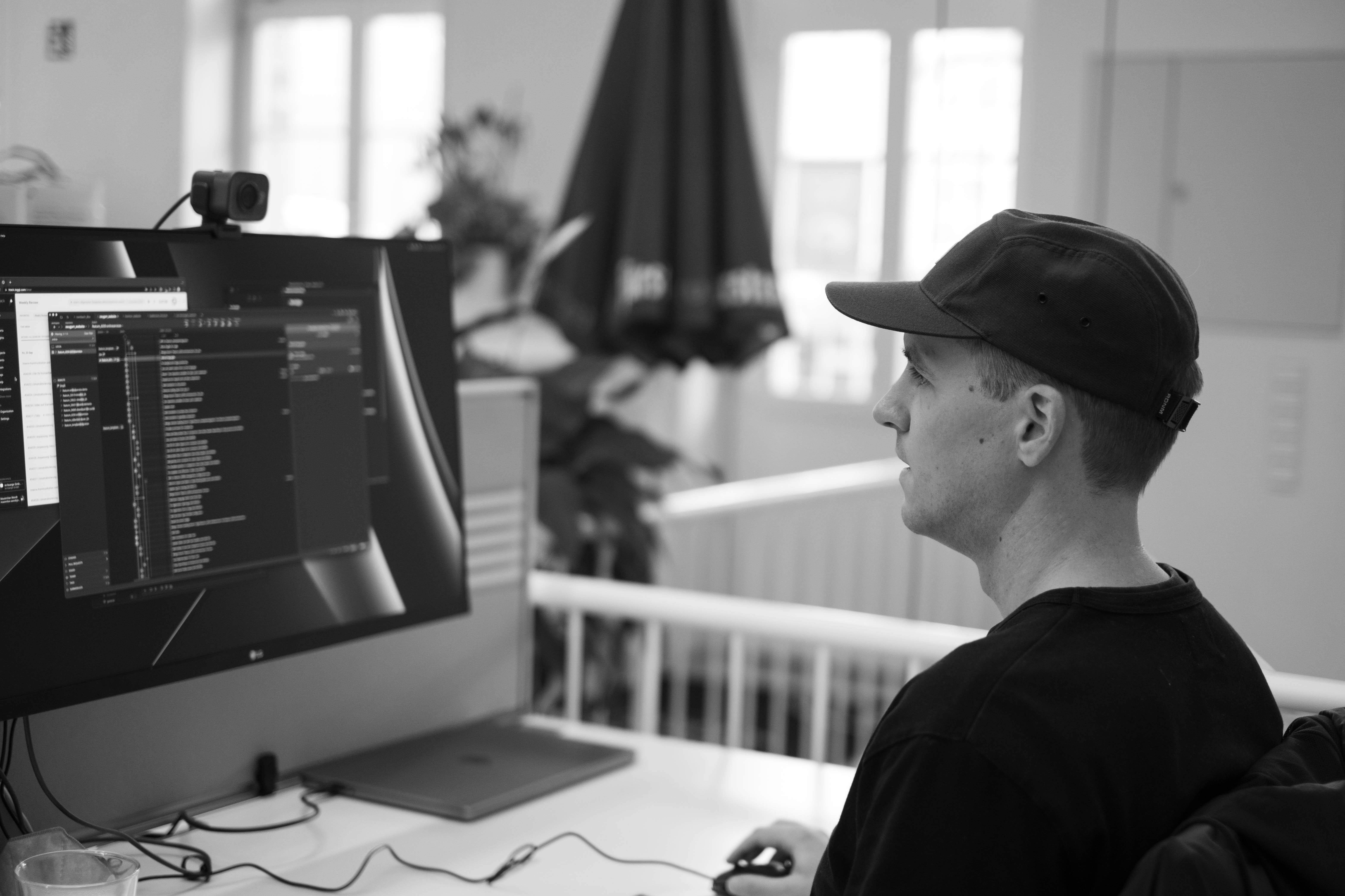 Kollege arbeitet konzentriert am Laptop
